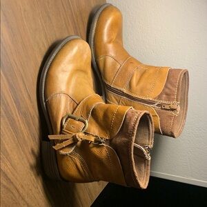 Women’s 8 Earth Origin Leather Ankle Buckle Boots